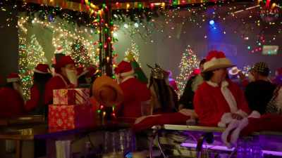 ♪ ... who's that walkin'
on my roof ♪ - The Santa Summit