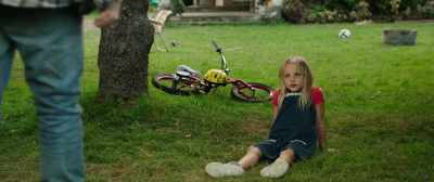 - Why aren't you riding?
- It's no fun with training wheels. - Overboard