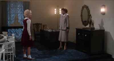 - Why do you deliberately defy me?
- Why did you tell her I got expelled? - Mommie Dearest