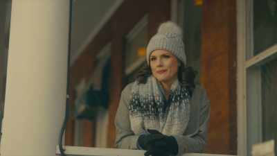 Why don't you, um, come here
for lunch with me tomorrow? - Christmas at the Holly Hotel