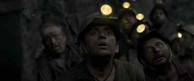 - Why have they sent this rope?
- Wait a minute. - Mission Raniganj