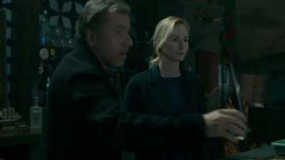 - Why the woman?
- Keep him chatty. - Tin Star