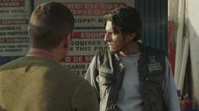 Why'd she just find
out that you're her dad? - Mayans M.C.