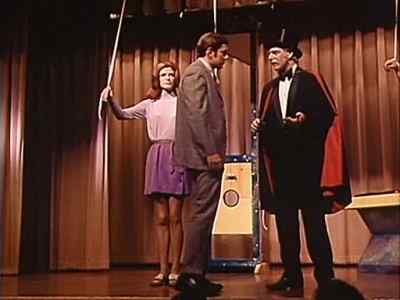 Will a gentleman from the audience
please come up here - The Wizard of Gore