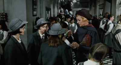 - Will you put that upstairs?
- Yes, Miss Brodie. - The Prime of Miss Jean Brodie