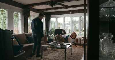 WILLIAM:
Phone down. [sighs] - The Republic of Sarah