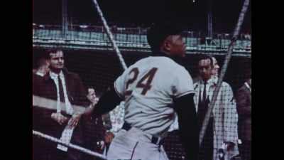 Willie Mays pratica a rebatida. - Say Hey, Willie Mays!