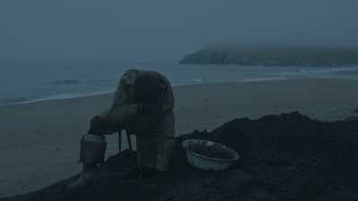[wind gusting] [sea roaring] - Haulout