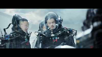 [wind howling] - The Wandering Earth