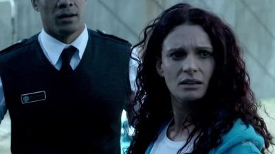 Wish we could help her.
Why? She's a nasty drunk. - Wentworth