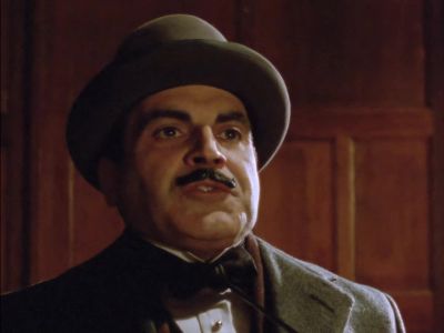 With an alone blow,
Edward Clayton is killed. - Agatha Christie's Poirot