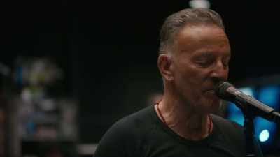 ♪ With her hands on her hips ♪ - Road Diary: Bruce Springsteen and The E Street Band