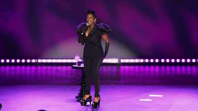 With legs so motherfucking baggy, - Sommore: Queen Chandelier