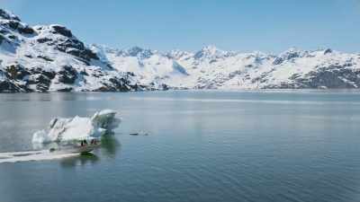 - With my snowboard
in the mountains - Edge of the Earth