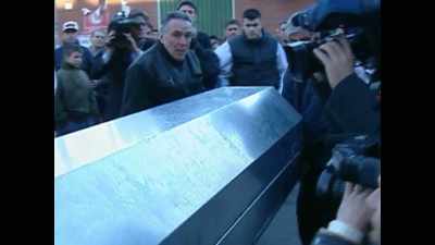 With the bodies mounting up
in Naples, - Ross Kemp: Mafia and Britain