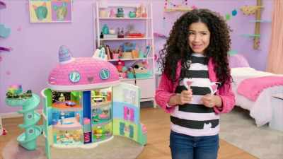 With these magical cat ears,
I can shrink down - Gabby's Dollhouse