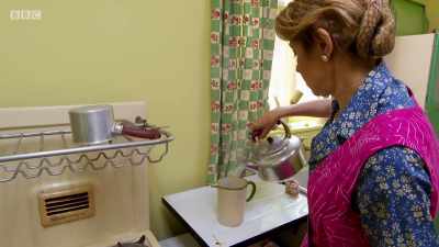 Without a fridge, setting the jelly for the crown's centre - Back in Time for Dinner