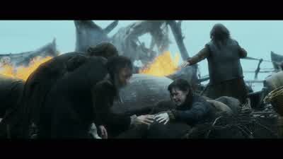 Woman 1: Help me! - The Hobbit: The Battle of the Five Armies
