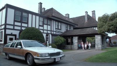 Woman: All right, everyone,
back inside. Come on. - Once Upon a Time