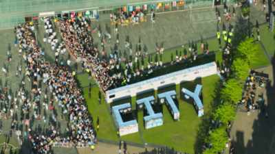 [woman] ♪ Champions!... ♪ - All or Nothing: Manchester City