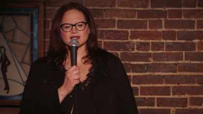 -[woman cheers]
-[audience laughs] - Adrienne Iapalucci: The Dark Queen