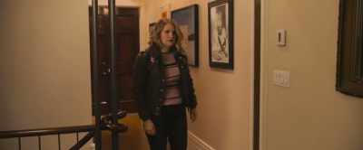 [woman chuckles]
[R&amp;B music playing] - Brittany Runs a Marathon