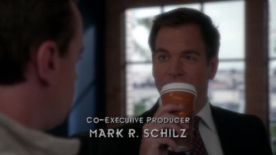 WOMAN Grab your gear - NCIS