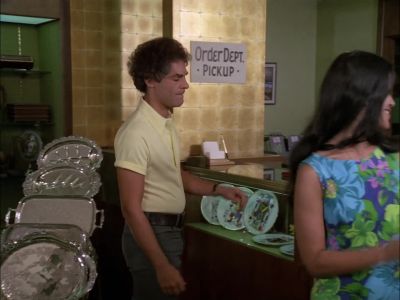 Woman: HERE YOU GO. - Hawaii Five-O