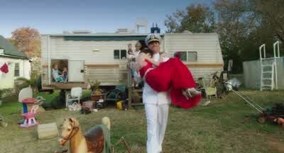 WOMAN: Now, there's a real man. - Dumb and Dumber To