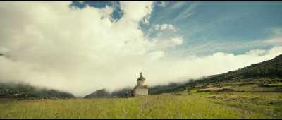[woman] Oh, it's you, Master Tashi.
Are you going down? - The Monk and the Gun
