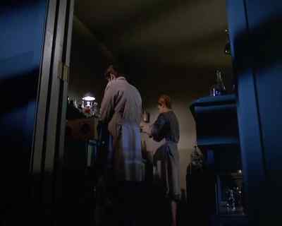 [ Woman ]
That you, professor?
It's me. - Land of the Giants