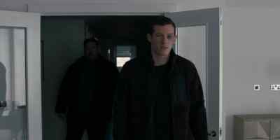 WOMAN: That's not right.
[chuckles] - The Capture