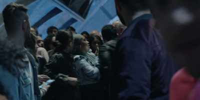 - [woman]
Wait, is that that guy?
- [man] That's him! That's him! - Alert: Missing Persons Unit