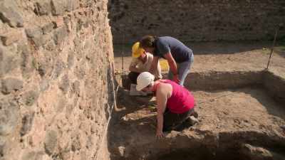- WOMAN: Yeah. Here.
- GRIMALDI: Yeah? Okay. - Lost Treasures of Rome