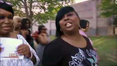 -WOMEN: R. Kelly!
-[laughter] - Surviving R. Kelly