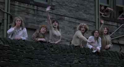       (WOMEN SCREAMING) - Yanks