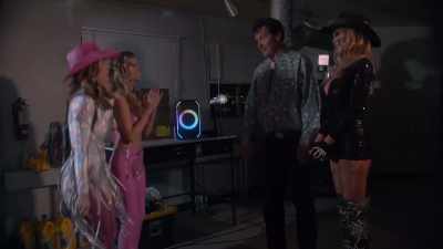 - Woo! (hands slap) - Barbie & Kendra Crash Joe Bob's Drive-In Jamboree!