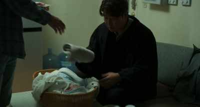 "Woo-sung, I'm sorry.
I'll come back for you." - Broker