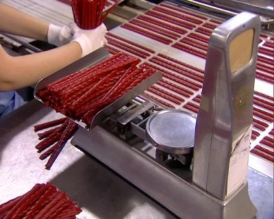 WORKERS WEIGH THE CORRECT AMOUNT
OF LICORICE FOR EACH PACKAGE. - How It's Made