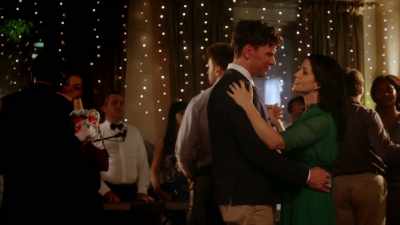 -Worüber denkst du nach?
-Colin. - May the Best Wedding Win
