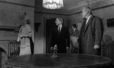 Would you turn out the light? - Seance on a Wet Afternoon