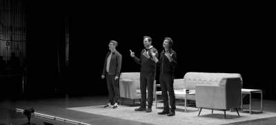 - Wow! Boston!
- [audience cheering] - SmartLess: On the Road