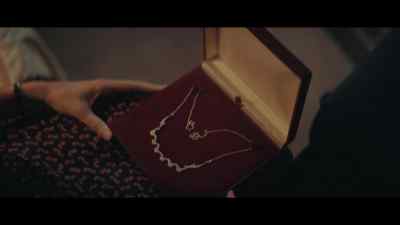 - Wow, butterflies?
- Sapphires. - A Small Light
