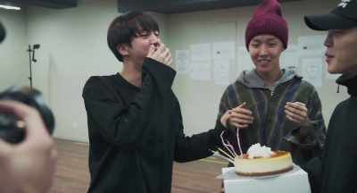-Wow, he's good.
-This guy... - Burn the Stage: The Movie