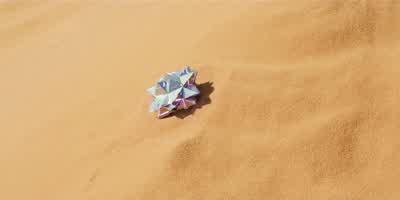 Wow. Hey, what's it doing? Moving. - Men in Black: International