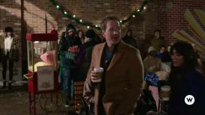 - Wow, it's packed.
- Yeah! - Christmas CEO