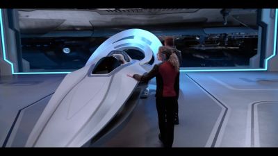 Wow! Look at this gorgeous girl. - The Orville