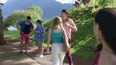 - Wow! That was cool.
- Ah, come on. - Romance in Hawaii