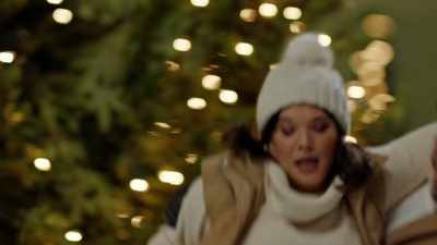 - Wow, that is impressive.
(screams) - Mom's Christmas Boyfriend