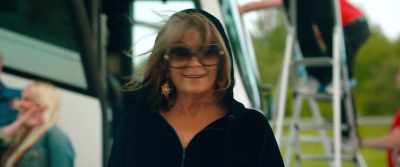 - Wow. That's her.
- Die Wenche! - Asphalt Burning